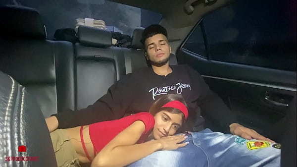 Hermanastra puta no aguanta las ganas y me chupa la polla en el carro frente de nuestros padres – porno en español – en ruso