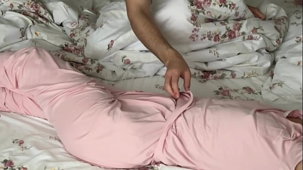 Ayudo a mi hermanastra a follar fuertemente su apretado coño- ME CORRO ADENTRO