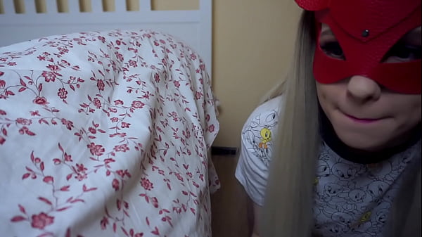 Une jeune coquine suce un vieux pendant qu’il dort