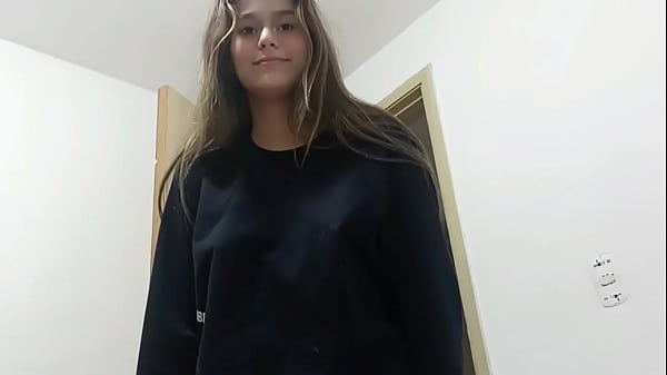 Me encuentro en mi cuarto un poco aburrido y cachondo pero mi hermanastra me folla super rico