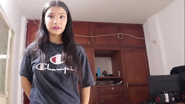 Mi hermanastra me hace una mamada muy deliciosa mientras veo la TV – Porno en ruso