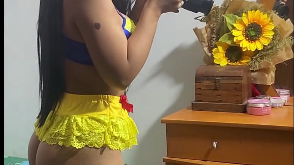 Mi Mejor Amiga Se Coloca Un Cosplay De Caperucita Roja, Acepta Mi Dinero Por Sexo Y Esto Pasa