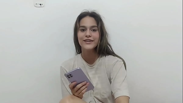 ENCUENTRO A MI HERMANASTRA EN ROPA INTERIOR EN SU CUARTO ME MUESTRA ESE COÑO RICO Y ROSADITO TERMINAMOS FOLLANDO DURO – PORNO EN RUSO