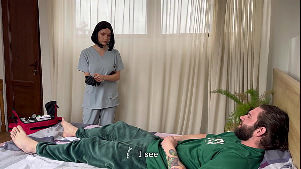 Therapist helps a football player to feel relif after injury by oily handjob and her tight ass