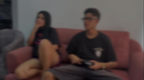 Linda mujer se deja follar muy duro y le echan la leche en su ano a cambio de unos meses de arriendo en su casa.