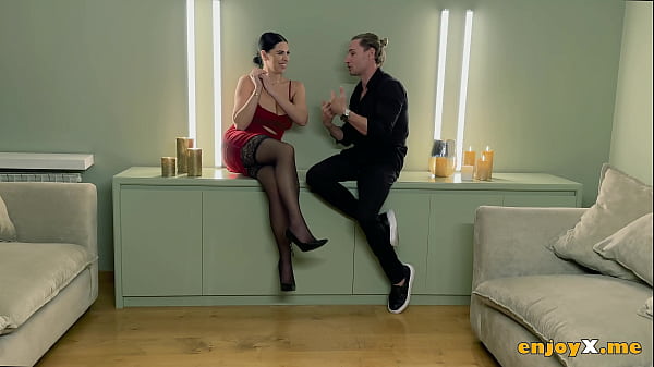 Russian hottie Kira Queen relishes a strong mitt job with her cute lengthy nails, packaged in bondage and coated in paraffin paraffin wax for an never-to-be-forgotten dump session.