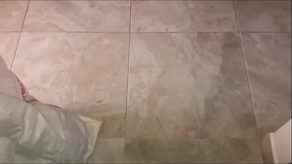 SORPRENDO A MI HIJASTRA HACIENDO ASEO EN CUATRO PATAS Y LE CLAVO LA VERGA DIRECTO AL COÑO