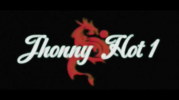 Milf greluda safada estava com tesão e me convidou para comer ela no sofá da casa dela