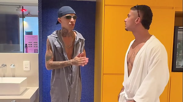 Mandaram um maloka tatuado pra consertar a hidro, não resisti, dei gostoso e meu marido corno pegou no flagra e quis entrar na brincadeira!