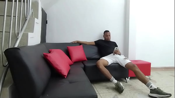 estoy en la sala de mi casa y de repente llega mi vecina con su gran culote rebotando, iniciamos una conversación y pasamos una tarde super agradable