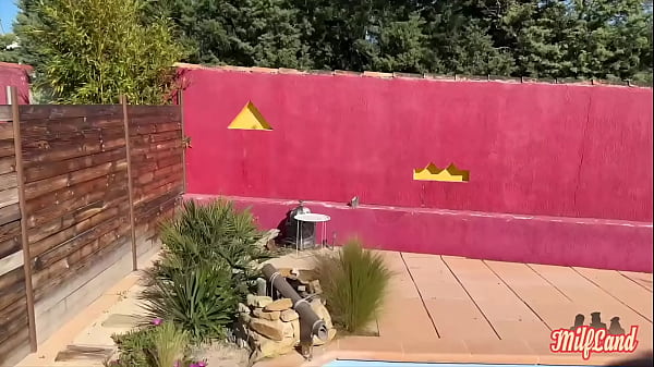 Lisa, blonde aux gros seins, veut du sexe à trois