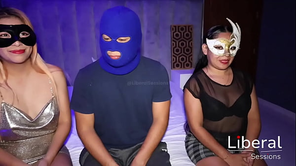 Pareja swinger hace trío con chica unicornio, esposo suertudo