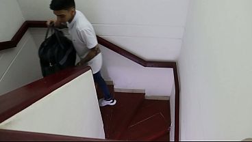 sexo real amateur, MI HERMANASTRO APUESTO SE VA PARA SU CUARTO Y YO VEO QUE EL SE TOCA SU PENE ENORME Y LE PIDO QUE ME META SU POLLA EN MI VAGINA APRETADA MORENA